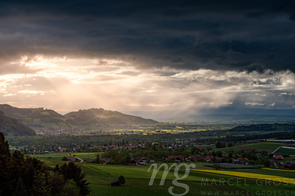 Sonnenuntergangsstimmung über dem Aaretal mit Belpberg | Die ideale Geschenkidee für Naturliebhaber. Naturbilder von Marcel Gross Photography für ihr Zuhause in den verschiedensten Formaten und Materialien. - Realisiert mit Pictrs.com
