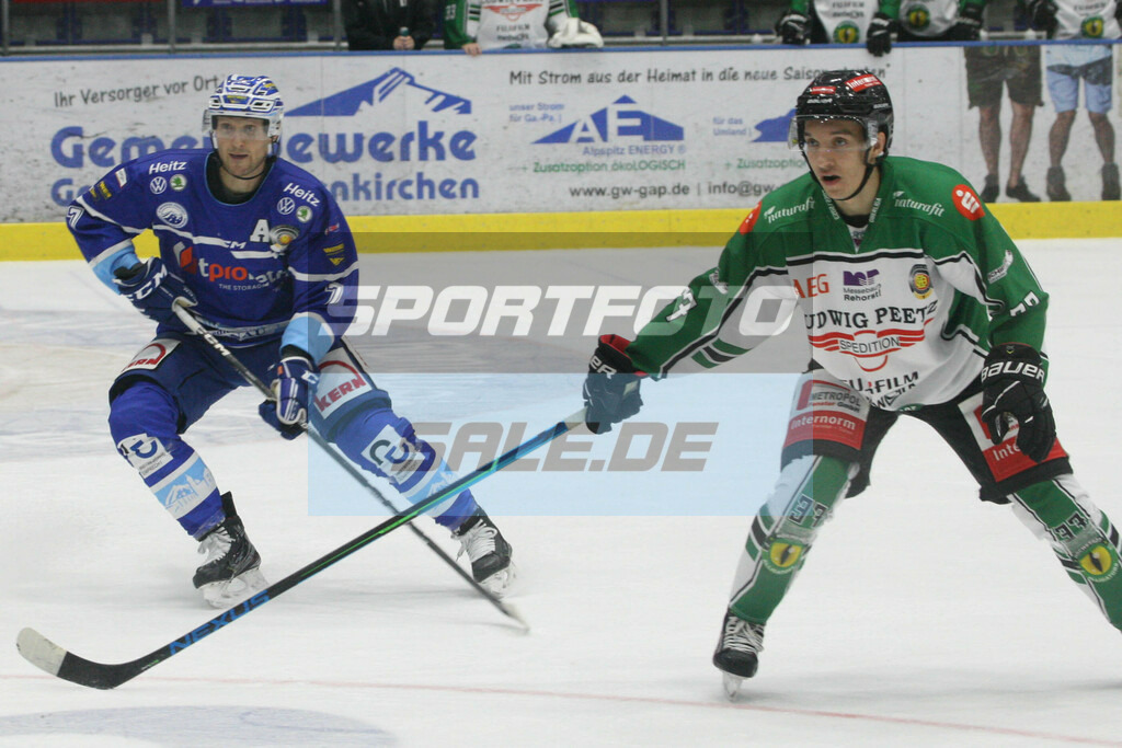 SC Riessersee - Höchstadt Alligators | Uli Maurer (links, SCR) und Dominik Zbaranski - Eishockey Oberliga Süd SC Riessersee - Höchstadt Alligators - © Sportfoto-Sale (MK) - Realisiert mit Pictrs.com