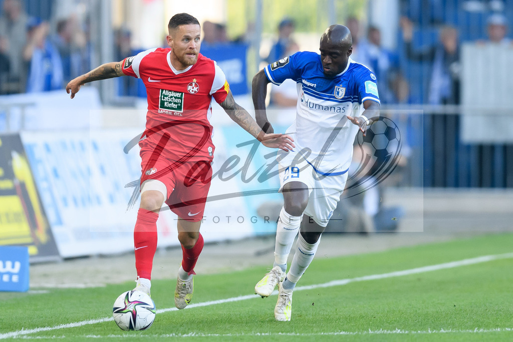 FCMFCK20210904_018 | Fussball, Herren: Mike Wunderlich (1. FC Kaiserslautern) und Amara Conde (1. FC Magdeburg) im Zweikampf beim Spiel der 3. Liga zwischen 1. FC Magdeburg und 1. FC Kaiserslautern in der MDCC-Arena am 04.09.2021 in Magdeburg, Deutschland.DFB / DFL REGULATIONS PROHIBIT ANY USE OF PHOTOGRAPHS AS IMAGE SEQUENCES AND/OR QUASI-VIDEO. - Realisiert mit Pictrs.com