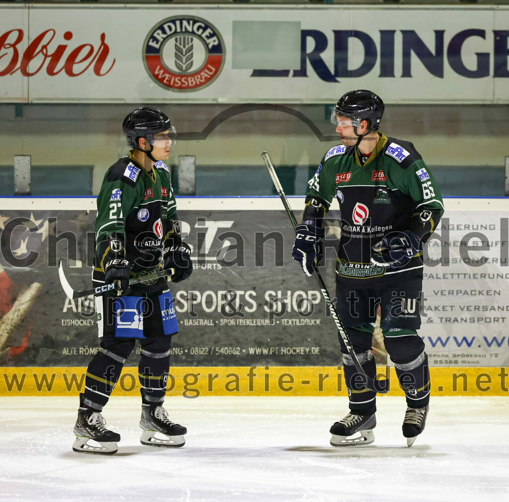 2022-12-02_019_TSV_Erding_gegen_EV_Pegnitz | Erding, Deutschland, 02.12.2022:
Eishockey, Bayernliga 2022 / 2023, 17. Spieltag, TSV Erding gegen EV Pegnitz, Endergebnis: 9:3

Mark Waldhausen (Erding Gladiators, #27), Thomas Plihal (Erding Gladiators, #65)

Foto: Christian Riedel / fotografie-riedel.net
