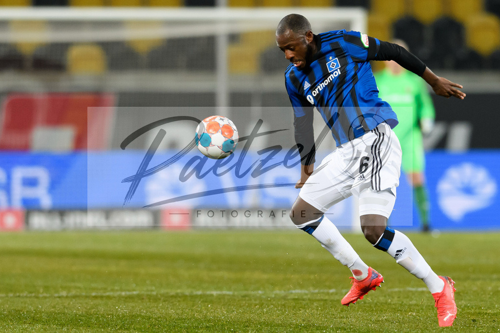 SGDHSV20220114_124 | Fussball, Herren: David Kinsombi (Hamburger SV) in Aktion, am Ball, Einzelaktion bei dem Spiel der 2. Bundesliga zwischen SG Dynamo Dresden und Hamburger SV im Rudolf-Harbig-Stadion am 14.01.2022 in Dresden, Deutschland.DFB / DFL REGULATIONS PROHIBIT ANY USE OF PHOTOGRAPHS AS IMAGE SEQUENCES AND/OR QUASI-VIDEO. - Realisiert mit Pictrs.com