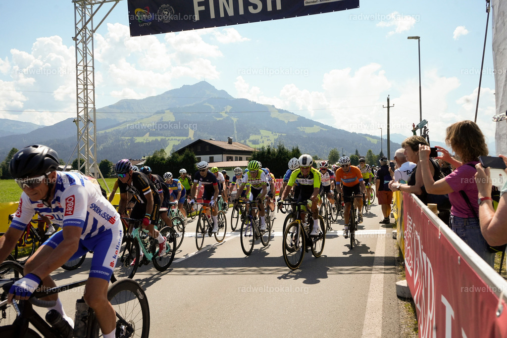 449_20230817_Bewerb_Maenner_Muehlanger | AUT - OESTERREICH, 2023-08-16: SPORT RENNRAD-FAHREN - 55. INTERNATIONALER RADWELTPOKAL IN ST. JOHANN IN TIROL  - Vintage-Radrennen mit WM-Bronze-Medaillen-Siegerin Christina Schweinberger, den Teilnehmer und Alexander Baumann (vom Orginastions-Team) - TAG 2 BEWERB MAENNER IN SECHS GRUPPEN  ; Foto: Roland Muehlanger