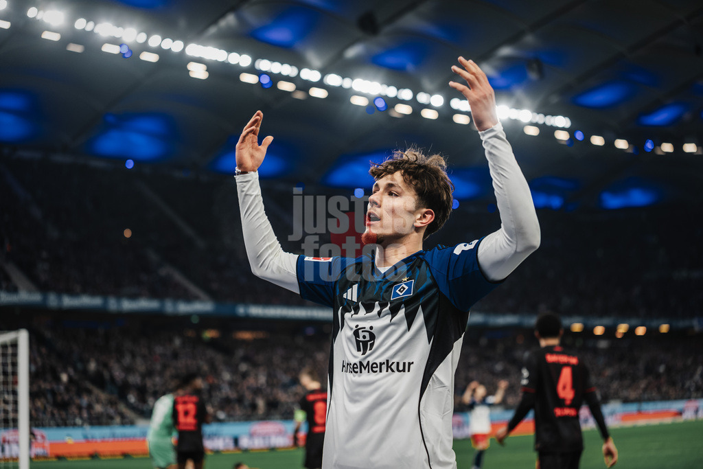 Fußball | Männer | Saison 2025/2026 | 1. Fußball-Bundesliga | 17. Spieltag | Hamburger SV vs. Bayer 04 Leverkusen | 04.03.2026 | Otto Stange (#49, HSV) heizt die Fans ein