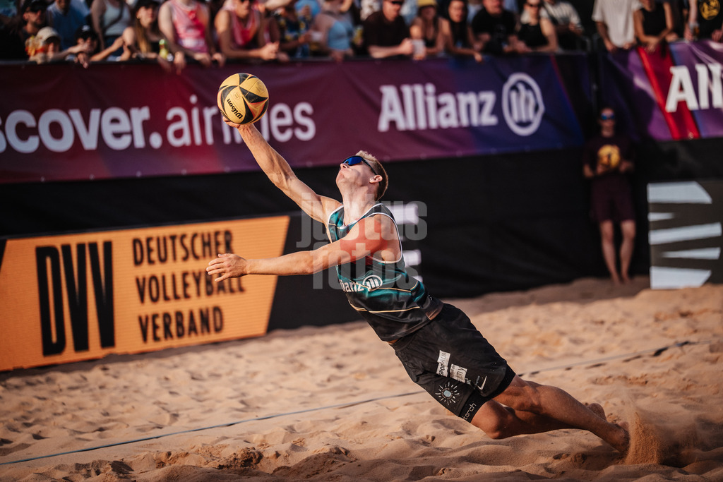 Beachvolleyball | Männer | Allianz German Beach Tour 2025 | Tourstop München | 12.07.2025 | Jonas Reinhardt springt zum Ball