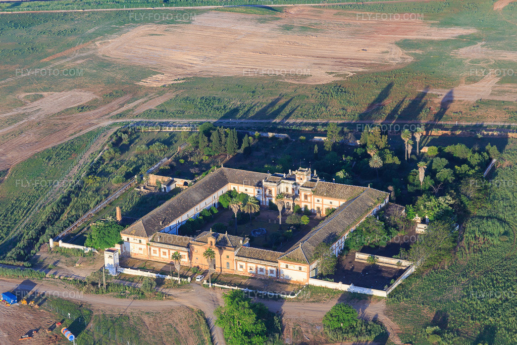 Aerial view: Hacienda Lugar Nuevo in Dos Hermanas in the state Seville, Spain. – Photo: IMG_145693.jpg taken on 04/22/2025 by Werner Riehm/FLY-FOTO.com – Resolution of the original: 5083 x 3388 px