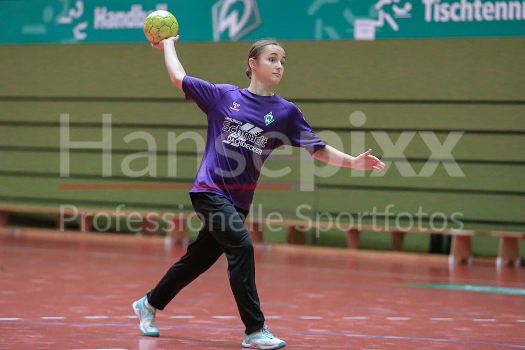 Handball, 2. Bundesliga Frauen, Training SV Werder Bremen | v.li.: Emy-Jane Hürkamp (SV Werder Bremen) beim Wurf, am Ball, Spielszene, Aktion, Action