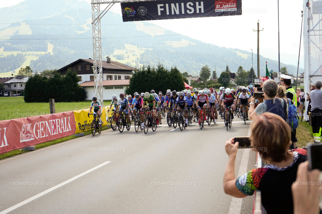 490_20230817_Bewerb_Maenner_Muehlanger | AUT - OESTERREICH, 2023-08-16: SPORT RENNRAD-FAHREN - 55. INTERNATIONALER RADWELTPOKAL IN ST. JOHANN IN TIROL  - Vintage-Radrennen mit WM-Bronze-Medaillen-Siegerin Christina Schweinberger, den Teilnehmer und Alexander Baumann (vom Orginastions-Team) - TAG 2 BEWERB MAENNER IN SECHS GRUPPEN  ; Foto: Roland Muehlanger