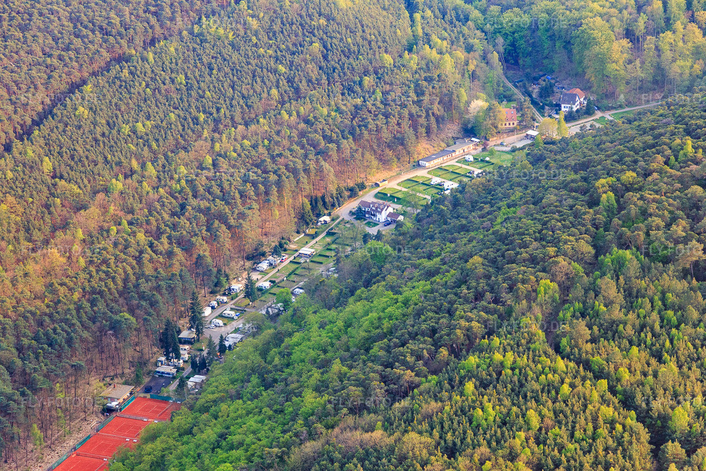 Luftbild: Waldstraße mit Tennisplatz des TC Wachenheim e.V. in Wachenheim an der Weinstraße im Bundesland Rheinland-Pfalz in Deutschland. Foto: IMG_106782.jpg vom 21.04.2018 durch Werner Riehm/FLY-FOTO.deTC Wachenheim e.V. - AUFSCHLAG