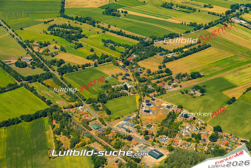 Aktuelles Luftbild von Bornberg Hechthausen - Die Luftaufnahme wurde 2022 mittels UL-Flugzeug erstellt ( keine Drohne ) - hochauflösende Kamera-Systeme von  Canon -Beste Qualität - Für grossformatige Ausdrucke geeignet. Die Geschenkidee !