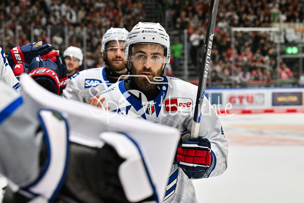 Augsburger Panther - Adler Mannheim | Jubel der Adler nach dem Treffer zum 4-3 durch Anthony GRECO (Adler Mannheim 44) / Tor / Torschuetze / Freude / Happy / DEL: Augsburger Panther - Adler Mannheim; Curt Frenzel Stadion am 14.09.2025