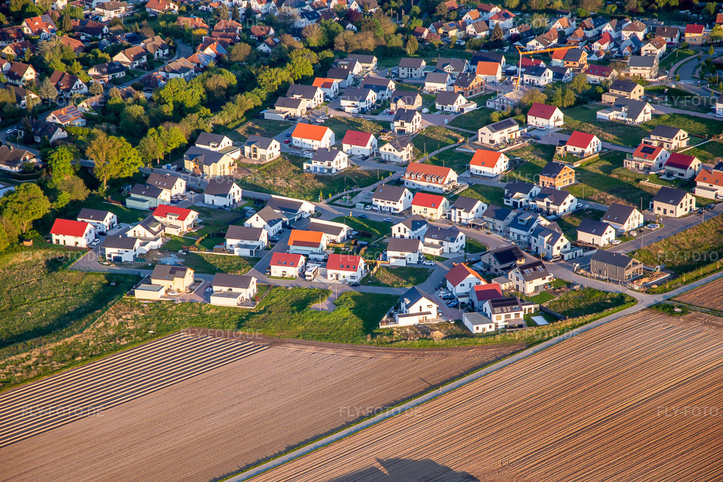 Luftbild: Neubaugebiet in Kandel im Bundesland Rheinland-Pfalz in Deutschland. Foto: IMG_140354.jpg vom 23.04.2024 durch Werner Riehm/FLY-FOTO.de