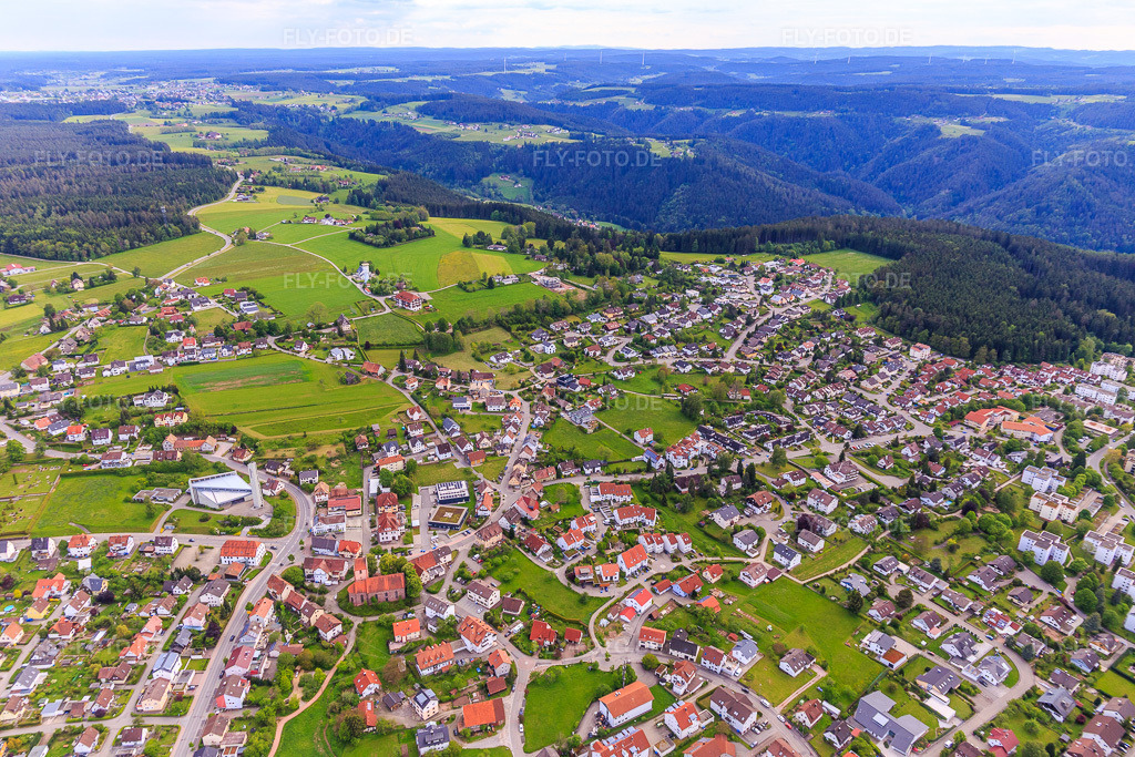 Luftbild: Ortsansicht aus Osten im Ortsteil Sulgen in Schramberg im Bundesland Baden-Württemberg in Deutschland. Foto: IMG_114585.jpg vom 30.05.2019 durch Werner Riehm/FLY-FOTO.de