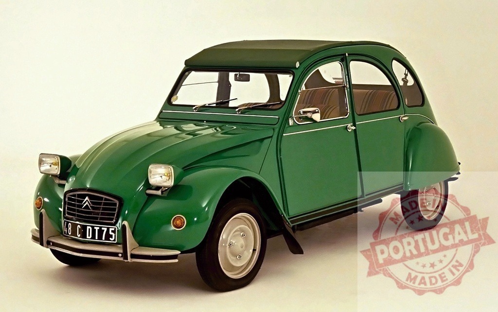 Citroën 2CV parked in studio with white background | Green Citroën 2CV parked in a studio with white background, showcasing its classic design - Realisiert mit Pictrs.com