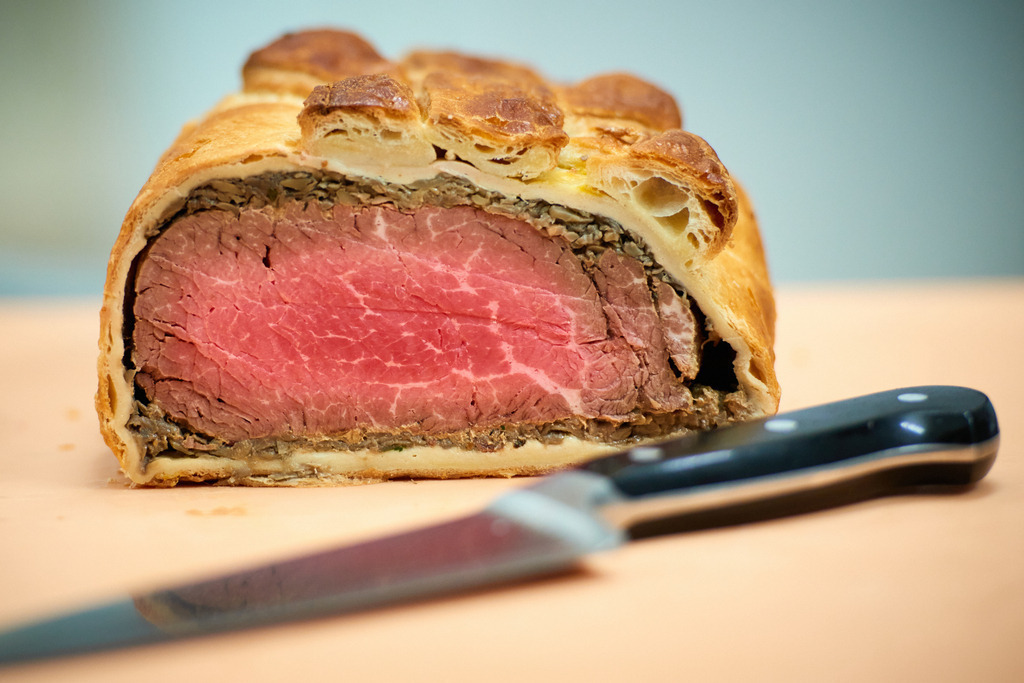 Cafe Sluka - Filet Wellington | Wien, Austria - March 28, 2018: Conditorei Sluka Rathausplatz; Filet Wellington, Rosa gebratenes Roastbeef in Duxelles im Blätterteigmantel. - Realisiert mit Pictrs.com