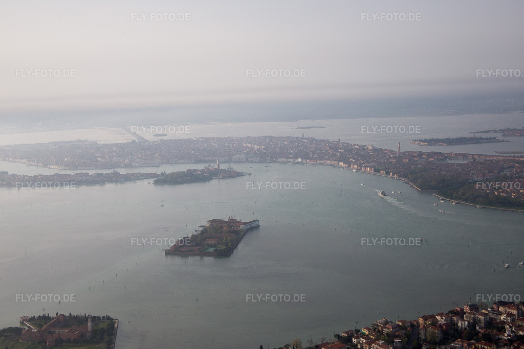 Luftbild: Ortsansicht in Fossone d'Adige im Bundesland Venetien in Italien. Foto: IMG_087502.jpg vom 06.04.2016 durch Werner Riehm/FLY-FOTO.de