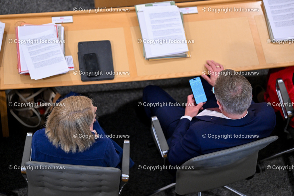 Landhaus Linz_ Promenade_ Landtagssitzung_ 11.04.2024-46 | 11.04.2024, Landhaus Linz AUT, Promenade, Landtagssitzung, im Bild LH-StvIn Christine Haberlander (VP), LH Thomas Stelzer (VP, Landeshauptmann Ooe)