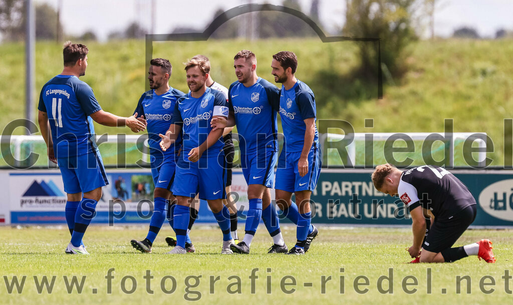 2023-07-22_017_FC_Langengeisling_gegen_VfB_Eichstaett_II | Erding, Deutschland, 22.07.2023:
Fußball, Bezirksliga Oberbayern Ost 2023 / 2024, Testspiel, FC Langengeisling gegen VfB Eichstätt II, Endergebnis: 3:2

Jubel nach dem 1:0 durch David Riederle (FC Langengeisling, #14)
Florian Rupprecht (FC Langengeisling, #11), Maximilian Hintermaier (FC Langengeisling, #13), Hannes Dornauer (FC Langengeisling, #33), David Riederle (FC Langengeisling, #14), Lucas Seeholzer (FC Langengeisling, #2)

Foto: Christian Riedel / fotografie-riedel.net