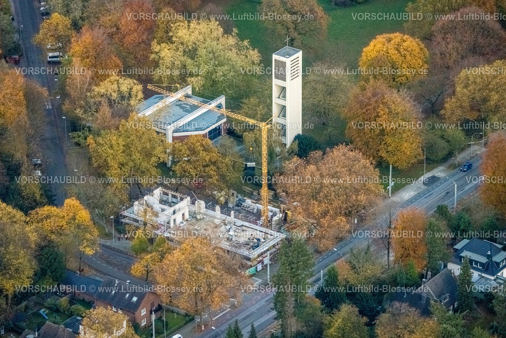 Gelsenkirchen231103288 | Luftbild, evangalische Matthäuskirche, Baustelle und Neubau Kita KIndergarten an der Haunerfeldstraße, umgeben von herbstlichen Laubbäumen, Erle, Gelsenkirchen, Ruhrgebiet, Nordrhein-Westfalen, Deutschland
