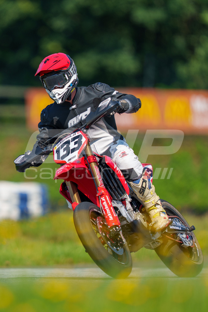 SuperMoto_Staatsmeisterschaft_Greinbach_305 | GRIPcapture steht für authentische Sportfotografie in Österreich – für Momente, die mehr sind als Geschwindigkeit oder Ergebnis. Es geht um Emotion, Spannung, Fokus und den Augenblick, der oft nur einen Wimpernschlag dauert.Ob Motorsport, Teamsport oder 