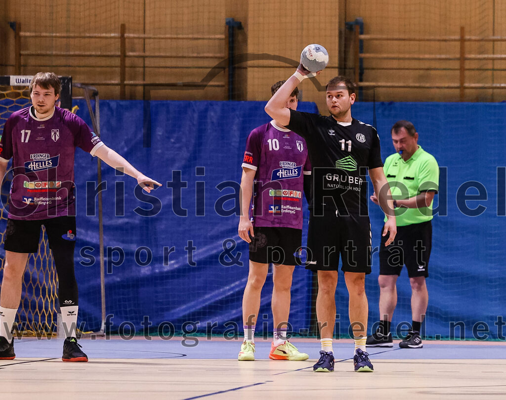 2024-11-09_004_SpVgg_Altenerding_gegen_TV_Altoetting | Erding, Deutschland, 09.11.2024:Handball, Bezirksoberliga Männer 2024 / 2025, 6. Spieltag, SpVgg Altenerding gegen TV Altötting, Endergebnis: 26:22Niklas Fleps (SpVgg Altenerding, #17), Tim Steininger (SpVgg Altenerding, #10), Tobias Huber (TV Altötting, #11)Foto: Christian Riedel / fotografie-riedel.net