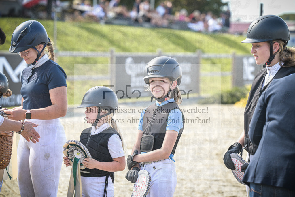 DOS_0061 | Entdecke hochwertige Reitturnierfotos von Foto Oger. Professionell, emotional und authentisch – jetzt Lieblingsmomente im Shop bestellen.Deutschlandweite Turnierfotografie. - Realisiert mit Pictrs.com