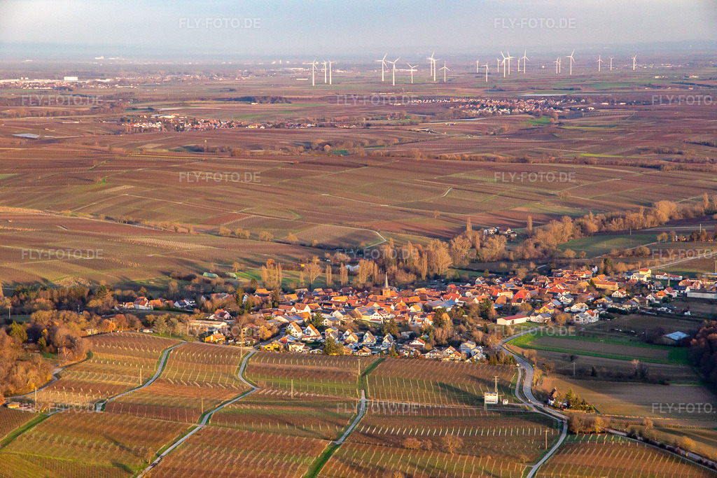 Luftbild: Ortsansicht von Südwesten im Ortsteil Heuchelheim in Heuchelheim-Klingen im Bundesland Rheinland-Pfalz in Deutschland. Foto: IMG_139403.jpg vom 16.12.2023 durch Werner Riehm/FLY-FOTO.de