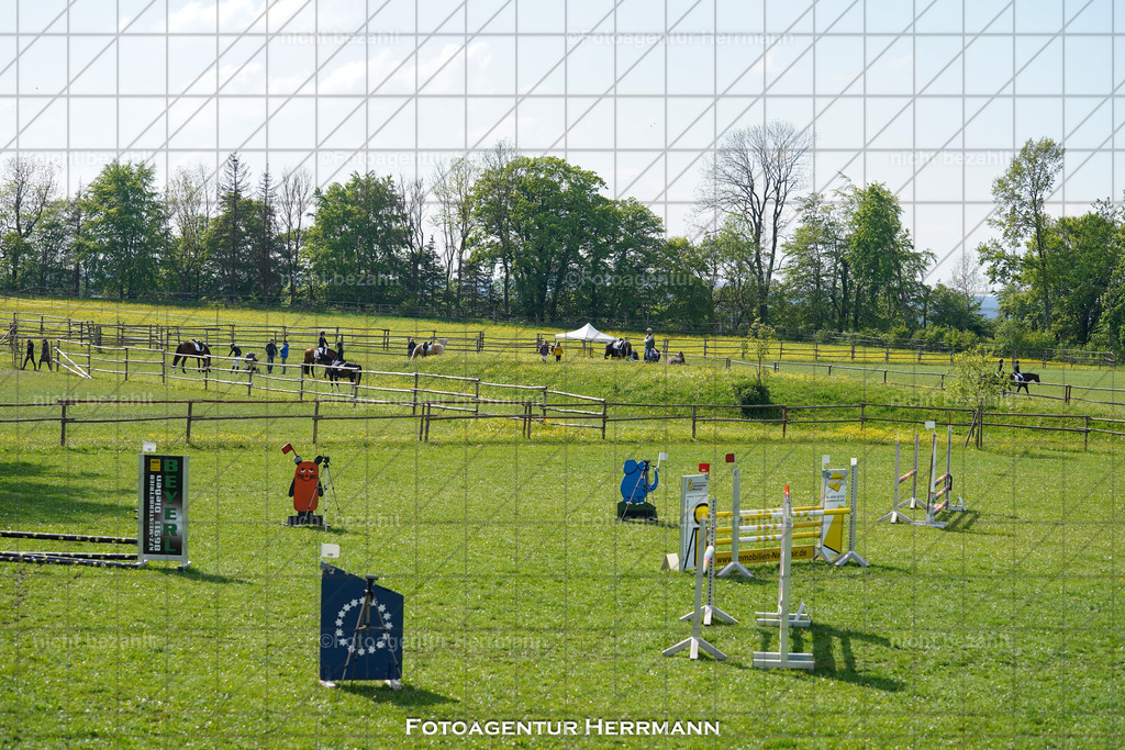 20240509-FAH02963 | Fotos von dem Turnier in Bayern, Landsberg am Lech, Reitsportbilder, Turnierfotografen Bayern, Fotoagentur Herrmann, Springreiten, Reitsportfotograf, Pferdefotograf, Turnierbilder