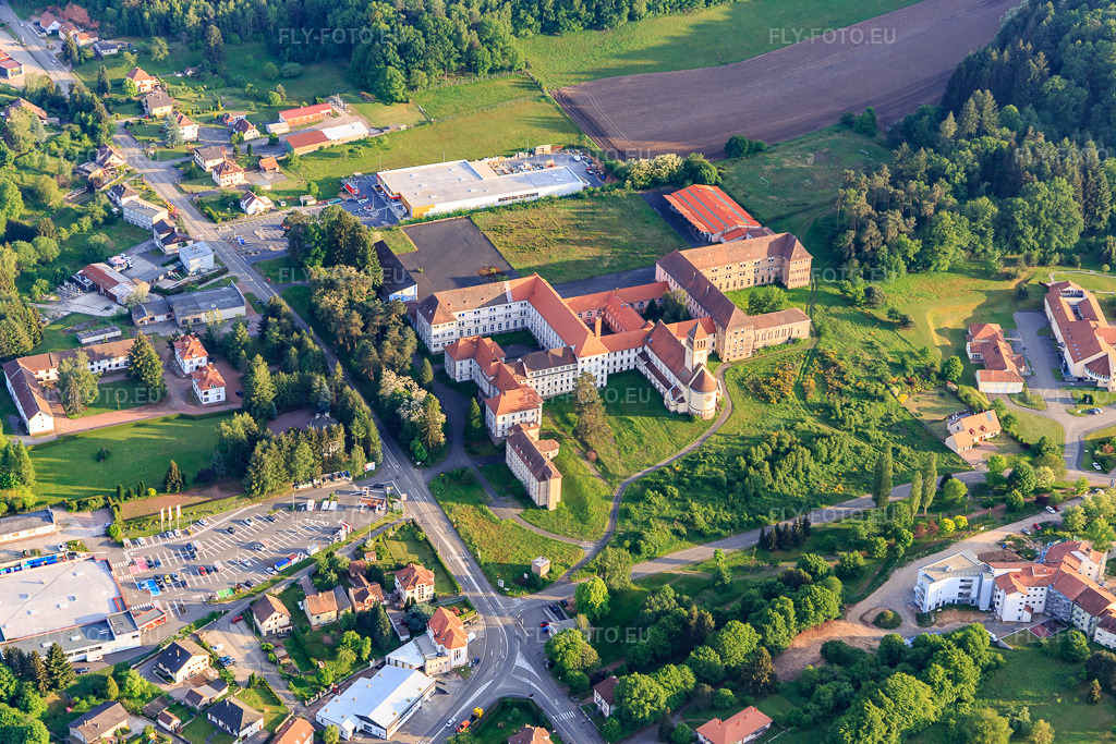 Vue aérienne: Lycée-Colège Saint-Augustin du nord à Bitsch dans le département Moselle, France – .Photo: IMG_107241.jpg prise le 18/05/2018 par Werner Riehm/FLY-FOTO.eu – Résolution de l'original: 5472 x 3648 px