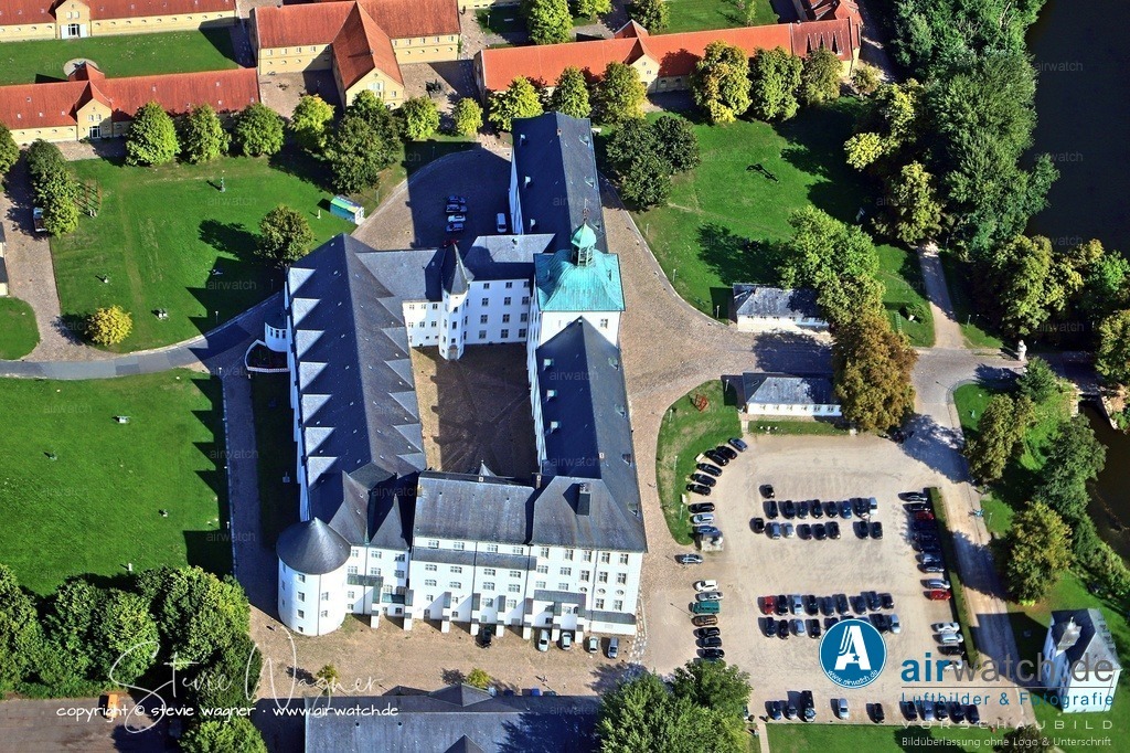 Luftbilder Ostseefjord Schlei, Schloss Gottorf, Anflug Westen | Schloss Gottorf in Schleswig: Das Schloss beherbergt die bedeutendsten Museen Schleswig-Holsteins und ist in eine Vielzahl kultureller Veranstaltungen eingebunden. Neben wechselnden Ausstellungen (auch zeitgenössischer Künstler) finden in unregelmäßigen Abständen Theateraufführungen im Hof sowie Konzerte statt.