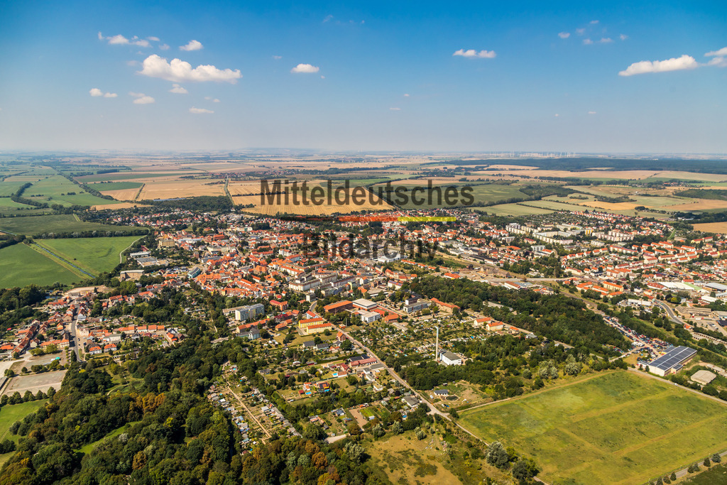 Oschersleben-0329 | Die Luftaufnahmen zeigen Oschersleben (Bode) aus unterschiedlichen Perspektiven. Sichtbar sind die historische Innenstadt, die Kirchen, die Motorsport Arena sowie charakteristische Wohn- und Gewerbebereiche der Stadt. Die Bilder dokumentieren die Entwicklung Oscherslebens als Kreisstadt und bedeutenden Wirtschafts- und Motorsportstandort im Landkreis Börde. - Realisiert mit Pictrs.com