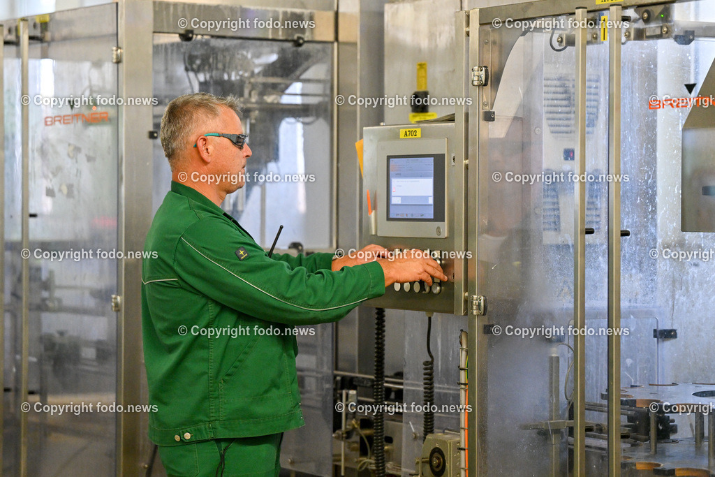 Nufarm Austria_ 22.08.2023-20 | 22.08.2023, Linz, AUT, Nufarm Austria, Pflanzenschutz, im Bild Arbeiter bei Nufarm Austria