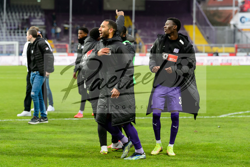 OSNTSV20211106_180 | Fussball, Herren: . Spieler vom VfL Osnabrueck Schlussjubel, jubelt nach dem 3:1 Sieg bei dem Spiel der 3. Liga zwischen VfL Osnabrueck und TSV 1860 Muenchen im Stadion an der Bremer Bruecke am 06.11.2021 in Osnanbrueck, Deutschland.DFB / DFL REGULATIONS PROHIBIT ANY USE OF PHOTOGRAPHS AS IMAGE SEQUENCES AND/OR QUASI-VIDEO. - Realisiert mit Pictrs.com
