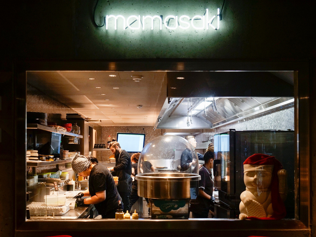 2022-12-17sig244bap | Ludwigsburg - Lokaltermin / Tafelspitze  Mamasaki  - hier gibts Sushi und Tapas Im Bild: Geschäftsführer Sascha Kohl (links) unbd Geschäftsführerin Gordana Lamesic (rechts) - Realisiert mit Pictrs.com