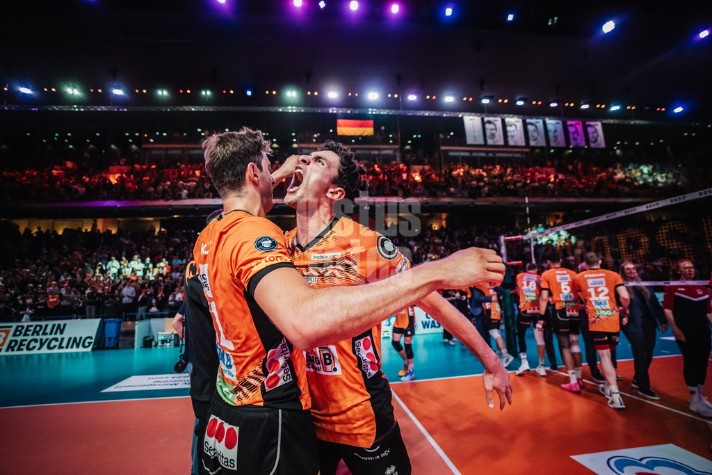 Volleyball | Herren | Saison 2024/2025 | 1. Volleyball Bundesliga Männer | Finale | BERLIN RECYCLING Volleys vs. SVG Lüneburg | 03.05.2025 | v.l. Tobias Krick (#21, Berlin Recycling Volleys) und Jake Hanes (#22, Berlin Recycling Volleys) jubeln nach dem Sieg und die Meisterschaft