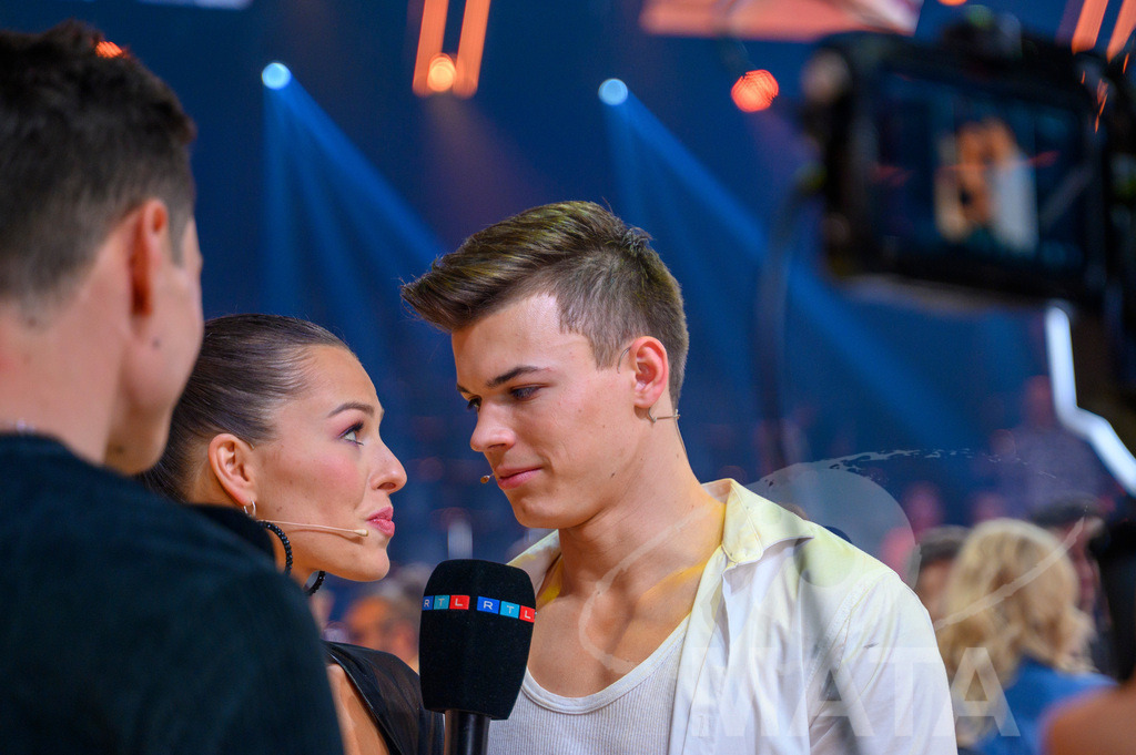 _DWI5690 | Profitänzerin Patricija Ionel und Para-Schwimmer Taliso Engel bei der 18. Staffel der RTL-Tanzshow Lets Dance  - Realisiert mit Pictrs.com