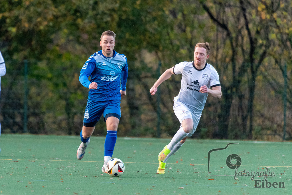 GVO Oldenburg-WSC Frisia | Herren Bezirksliga 2; GVO Oldenburg (weiß)-WSC Frisia Wilhelmshaven (blau) am 16.11.2025 in Oldenburg (Sportanlage GVO); Photo: Philip Eiben 2025 - Realisiert mit Pictrs.com