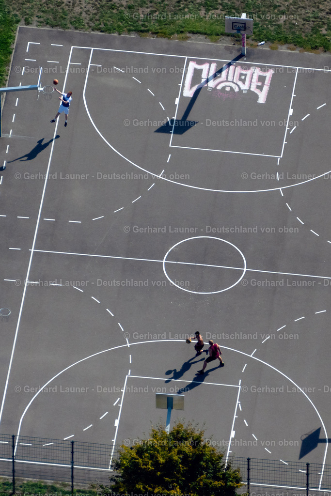 4041067 | LEIPZIG 15.09.2020 Spielfläche des Basketball- Sportplatzes an der Max-Metzger-Straße im Ortsteil Gohlis in Leipzig im Bundesland Sachsen, Deutschland. // Basketball court playing area on Max-Metzger-Strasse in the district Gohlis in Leipzig in the state Saxony, Germany. Foto: Gerhard Launer