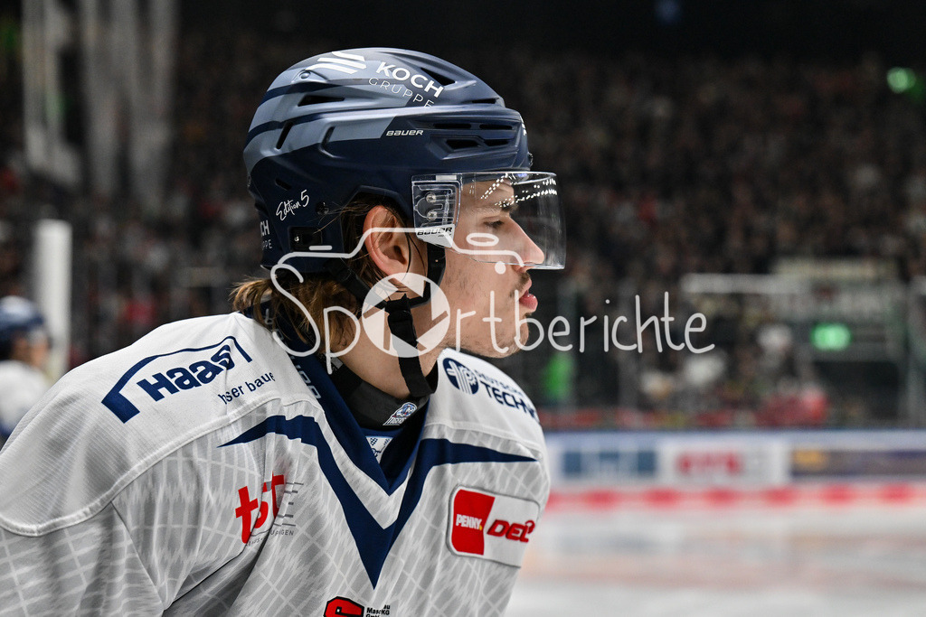 Augsburger Panther - Straubing Tigers | im Bild Adrian KLEIN (Straubing Tigers #17) / Freisteller / Einzelfoto / DEL: Augsburger Panther - Straubing Tigers, Curt Frenzel Stadion am 29.11.2024