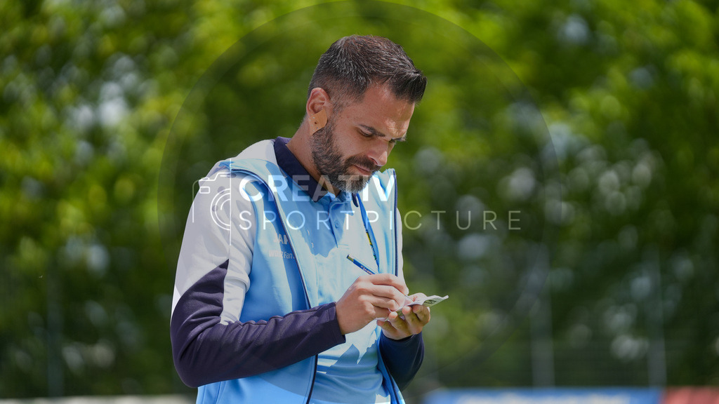 Fußball, Herren, Saison 2025/2026, Regionalliga Nordost, 2. Spieltag, FSV 63 Luckenwalde vs. Chemnitzer FC, Samstag 02.08.2025, Werner-Seelenbinder-Stadion Luckenwalde | Fußball, Herren, Saison 2025/2026, Regionalliga Nordost, 2. Spieltag, FSV 63 Luckenwalde vs. Chemnitzer FC, Samstag 02.08.2025, Werner-Seelenbinder-Stadion Luckenwalde, Im Bild: Benjamin Duda (Cheftrainer Chemnitz) macht sich Notizen. - Realisiert mit Pictrs.com