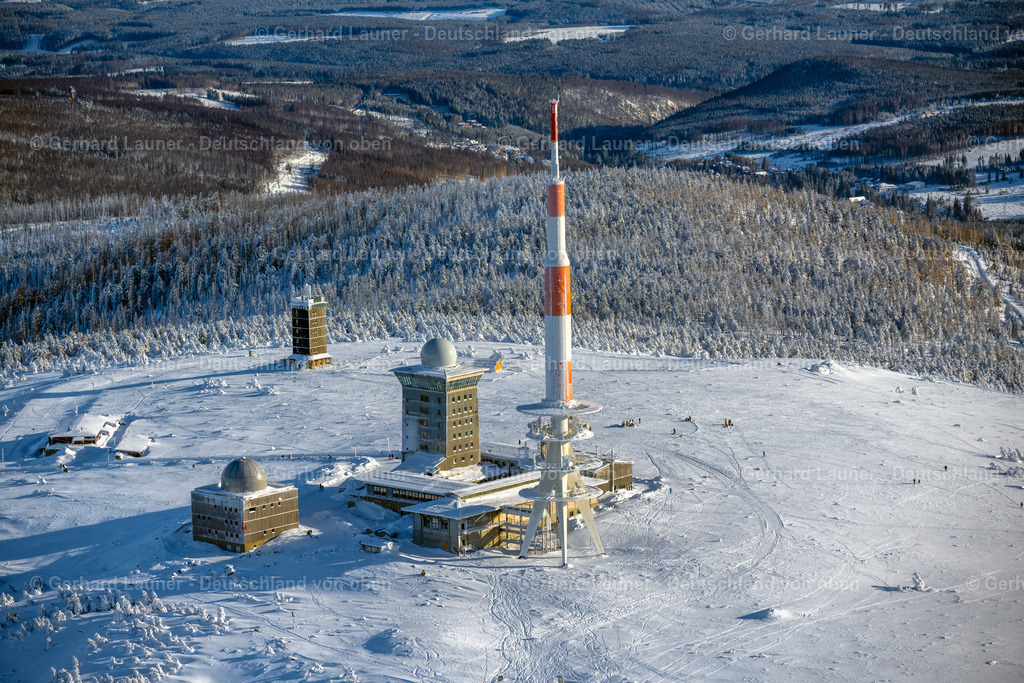 4044903 | SCHIERKE 14.02.2021 Winterlich schneebedeckte Funkturm und Sendeanlage auf der Kuppe des Brocken im Nationalpark Harz in Schierke im Bundesland Sachsen-Anhalt, Deutschland. Weiterführende Informationen bei: DFMG Deutsche Funkturm GmbH,  Deutscher Wetterdienst DWD. // Wintry snowy radio tower and transmitter on the crest of the mountain range Brocken in Harz in Schierke in the state Saxony-Anhalt, Germany. Further information at: DFMG Deutsche Funkturm GmbH,  Deutscher Wetterdienst DWD. Foto: Gerhard Launer