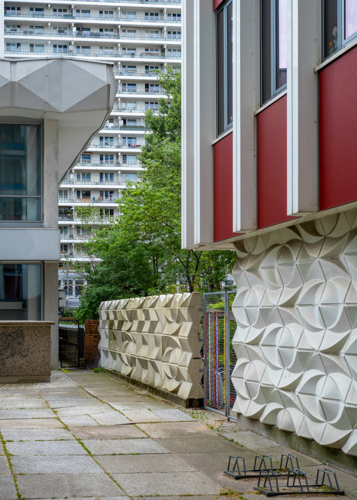 Berlin – Leipziger Straße | Die Fassadengestaltung (Formsteinvarianten von Karl-Heinz Adler und Friedrich Kracht) an den Sockelgeschossen zwischen den Pavillonbauten und Wohnhochhausscheiben (Stahlbetonskelettbauweise, SK 72-Typ Berlin). - Realisiert mit Pictrs.com