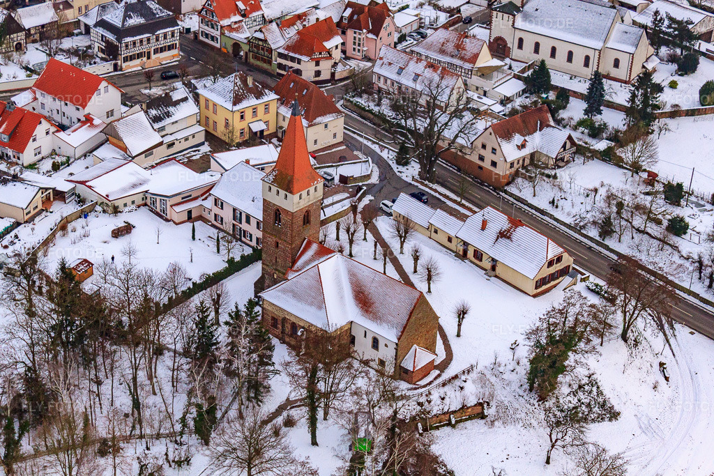 Luftbild: Protest. Kirche Im Winter bei Schnee in Minfeld im Bundesland Rheinland-Pfalz in Deutschland. Foto: IMG_23578.jpg vom 16.01.2010 durch Werner Riehm/FLY-FOTO.de