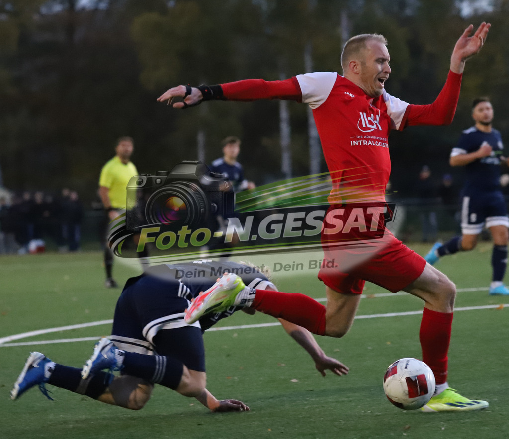 FC RW Kirchlengern - SVKT 07 Minden | Auf dem Bild zu sehen: rot FC RW Kirchlengern: Lennard Wüllner ; blau SVKT 07 Minden: Malte LükenFC RW Kirchlengern, SVKT 07 Minden, Saison 25/26, Landesliga, Kirchlengern, Deutschland - Realisiert mit Pictrs.com