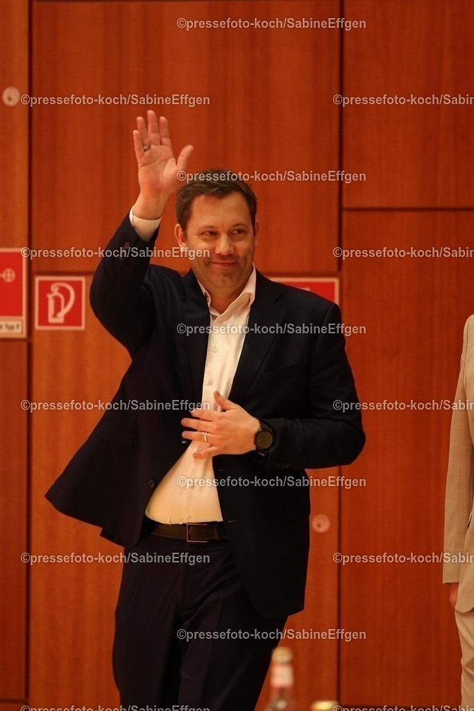 xSEF10052501002 | 10.05.2025, xsefx, Ankunft des Vizekanzlers und Finanzministers Lars Klingbeil auf dem Landsparteitag der NRWSPD 2025 in der Mercatorhalle in Duisburg mit dem Motto - Aus dem Alltag in die Zukunft