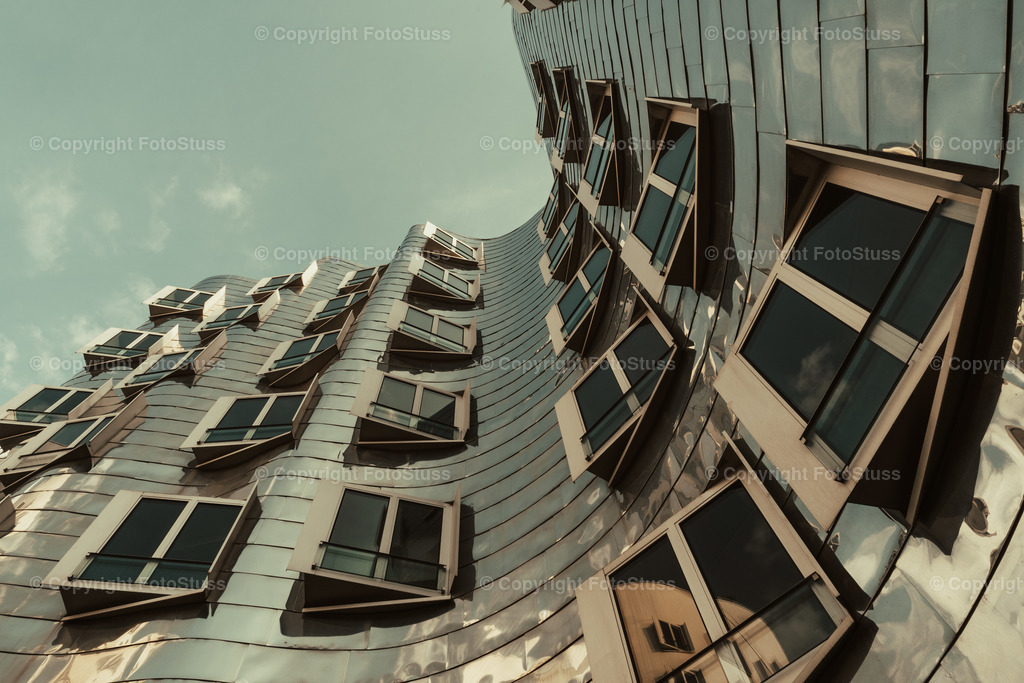 Spiegelndes Gebäude im Medienhafen Düsseldorf | Das spiegelnde Gebäude im Düsseldorfer Medienhafen gehört zu den bekanntesten Gebäuden im Rheinland. - Realisiert mit Pictrs.com