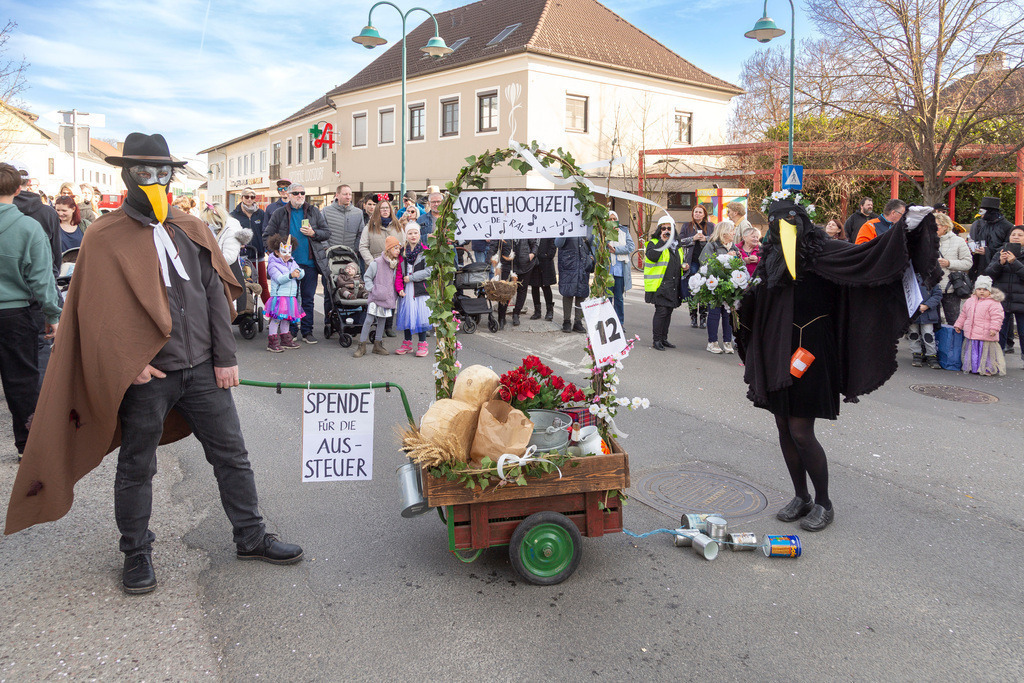 Umzug2025-173_9848 | Fotostrecke: FASCHINGSUMZUG 2025 in Loosdorf. 22 Masken(gruppen)-Teilnehmer: Loosdorfer Vereine, Wirtschaftstreibende, Gemeindeabordnungen sowie Kreditinstitute. rund 700 Besucher entlang der Hauptstrasse. Veranstaltungs-Sicherung durch Mannschaft der FF-Loosdorf mit schwerem Gerät. Maskenprämierung am EKZ-Platz durch Bgm. Thomas Vasku in den Kategorien: Bester Festwagen (Fa. gkonzept-Groissenberger; Beste Personengruppe-ASK-Loosdorf; Beste Einzelperson; Weiteste Anreise-FF Schollach;