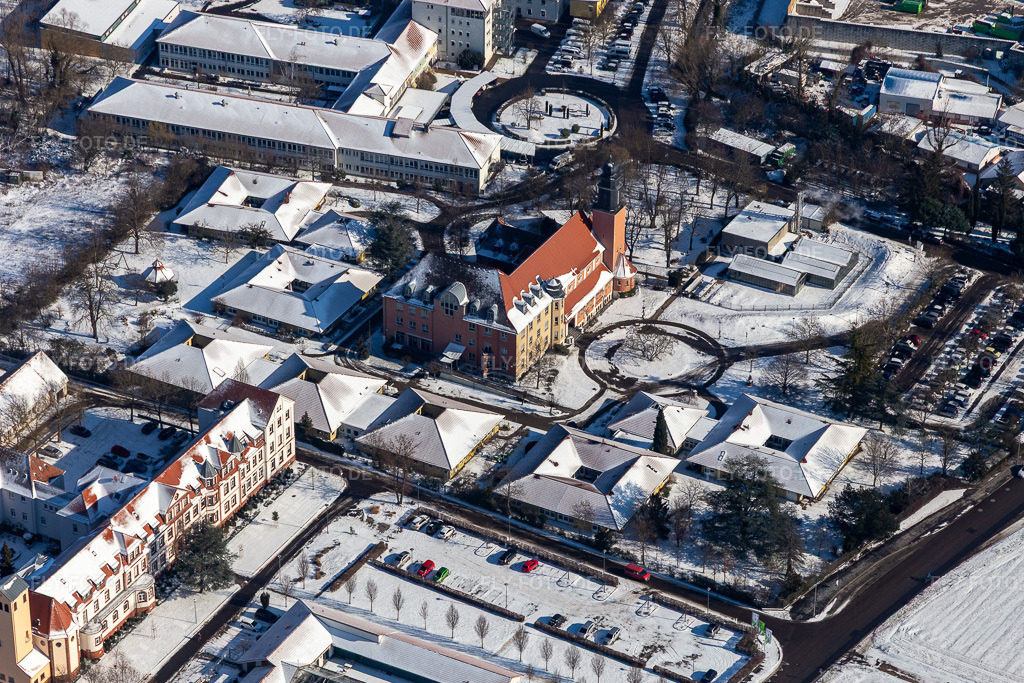 Luftbild: Winterlich schneebedeckte Kinderheimes und Jugendheimes Jugendwerk St. Josef in der Pfalz im Ortsteil Queichheim in Landau im Bundesland Rheinland-Pfalz in Deutschland. Foto: IMG_124710.jpg vom 11.02.2021 durch Werner Riehm/FLY-FOTO.de