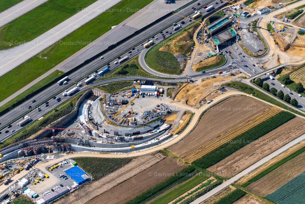 4047199 | STUTTGART 11.08.2021 Neubau- und Umbau- Baustelle der Streckenführung und Fahrspuren im Verlauf der Autobahn- Abfahrt und Zufahrt der BAB A8 in Zuge des Baus des Flughafentunnel im Ortsteil Plieningen in Stuttgart im Bundesland Baden-Württemberg, Deutschland. Im Rahmen des Umbaus der Anschlussstelle Plieningen werden neue Aus- und Einfahrrampen mit Unterfahrung der Neubaustrecke gebaut. Weiterführende Informationen bei: CDM Smith Consult GmbH,  Die Autobahn GmbH des Bundes,  Ed. Züblin AG,  STRABAG AG. // Construction site of routing and traffic lanes during the highway exit and access the motorway A 8 in the district Plieningen in Stuttgart in the state Baden-Wuerttemberg, Germany. Further information at: CDM Smith Consult GmbH,  Die Autobahn GmbH des Bundes,  Ed. Zueblin AG,  STRABAG AG. Foto: Gerhard Launer