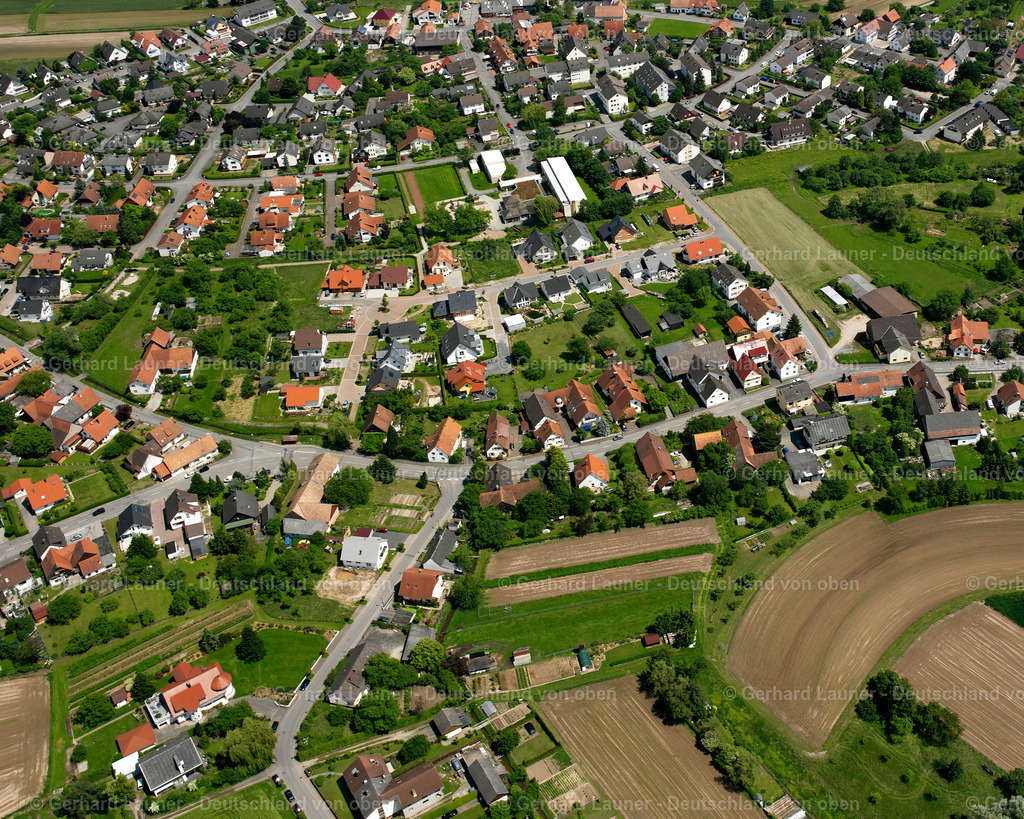 2626415 | Sand, WILLSTäTT 09.06.2006 Landwirtschaftliche Nutzflächen und Feldgrenzen  umsäumen das Siedlungsgebiet des Dorfes in Willstätt im Bundesland Baden-Württemberg, Deutschland // Agricultural land and field boundaries surround the settlement area of the village  in Willstätt in the state Baden-Wuerttemberg, Germany Foto: Gerhard Launer