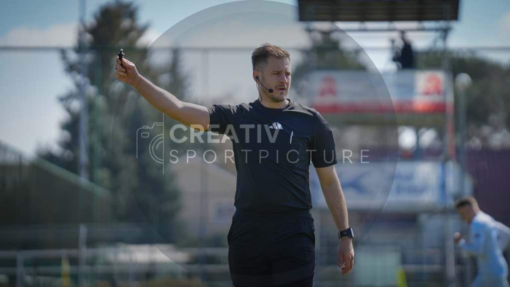 Fußball, Herren, Saison 2025/2026, Regionalliga Nordost, 29. Spieltag, FSV 63 Luckenwalde vs. FC Eilenburg, Samstag 11.04.2026, Werner-Seelenbinder-Stadion Luckenwalde, | Fußball, Herren, Saison 2025/2026, Regionalliga Nordost, 29. Spieltag, FSV 63 Luckenwalde vs. FC Eilenburg, Samstag 11.04.2026, Werner-Seelenbinder-Stadion Luckenwalde, Im Bild: Schiedsrichter Pascal Wien - Realisiert mit Pictrs.com